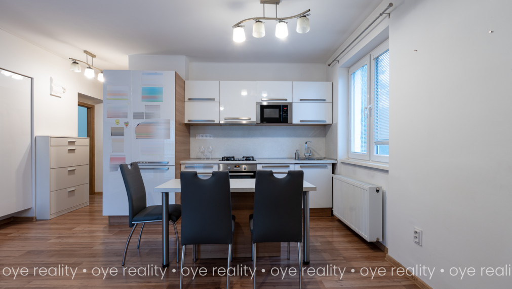 Rezervovaný! Na predaj moderný 3-izbový tehlový byt s balkónom a klimatizáciou blízko centra Komárna