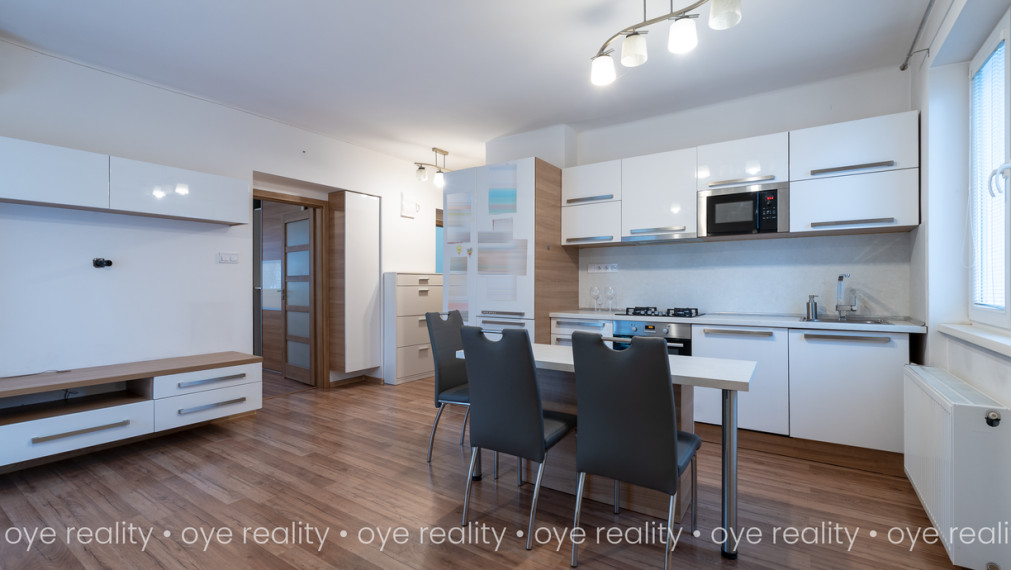 Rezervovaný! Na predaj moderný 3-izbový tehlový byt s balkónom a klimatizáciou blízko centra Komárna