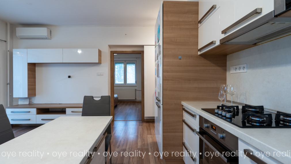 Rezervovaný! Na predaj moderný 3-izbový tehlový byt s balkónom a klimatizáciou blízko centra Komárna