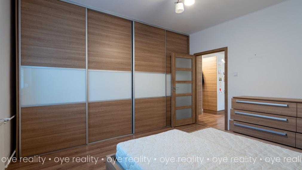 Rezervovaný! Na predaj moderný 3-izbový tehlový byt s balkónom a klimatizáciou blízko centra Komárna