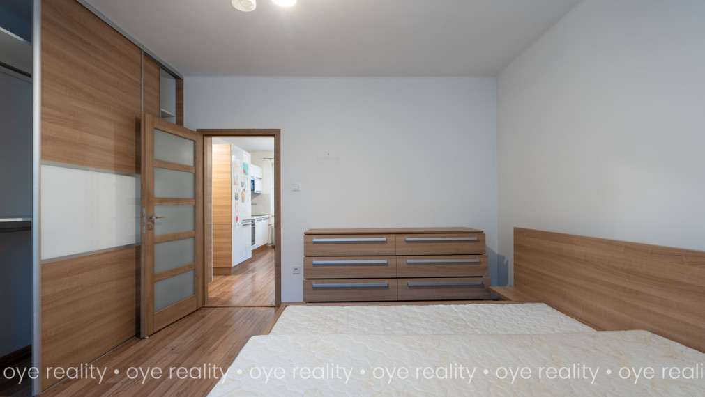 Rezervovaný! Na predaj moderný 3-izbový tehlový byt s balkónom a klimatizáciou blízko centra Komárna