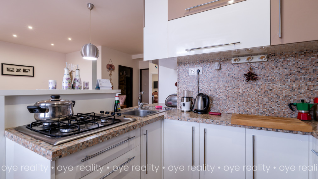   OYE Reality ponúka na predaj vkusne zariadený, moderný 2,5-izbový byt v obľúbenej lokalite Komárna!