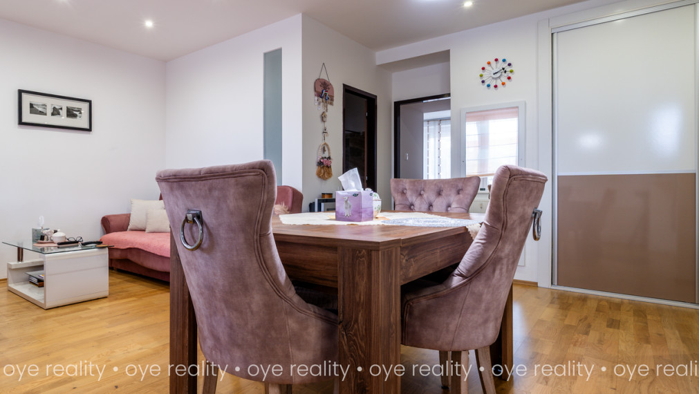   OYE Reality ponúka na predaj vkusne zariadený, moderný 2,5-izbový byt v obľúbenej lokalite Komárna!