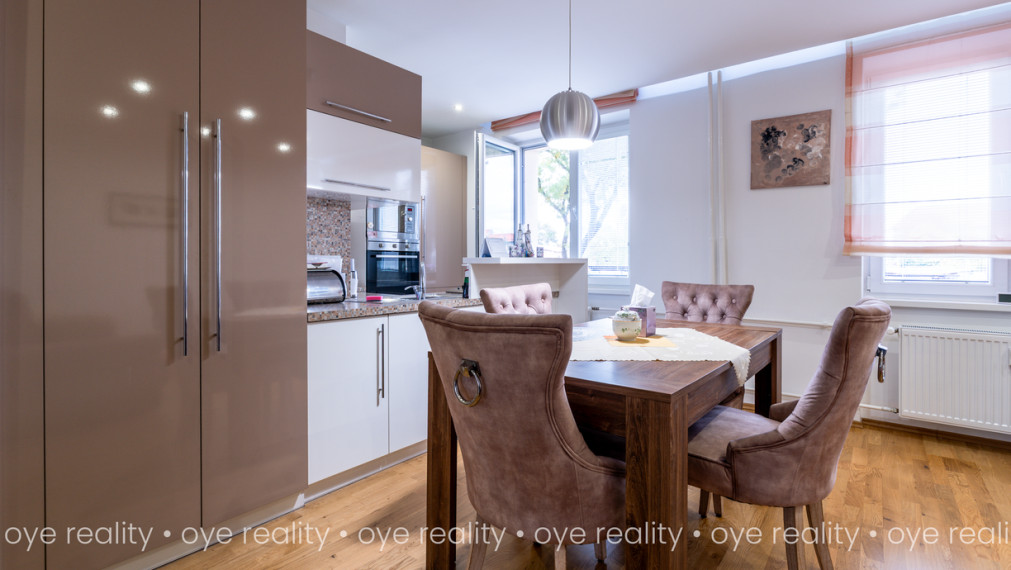   OYE Reality ponúka na predaj vkusne zariadený, moderný 2,5-izbový byt v obľúbenej lokalite Komárna!