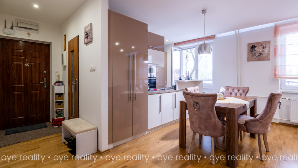   OYE Reality ponúka na predaj vkusne zariadený, moderný 2,5-izbový byt v obľúbenej lokalite Komárna!