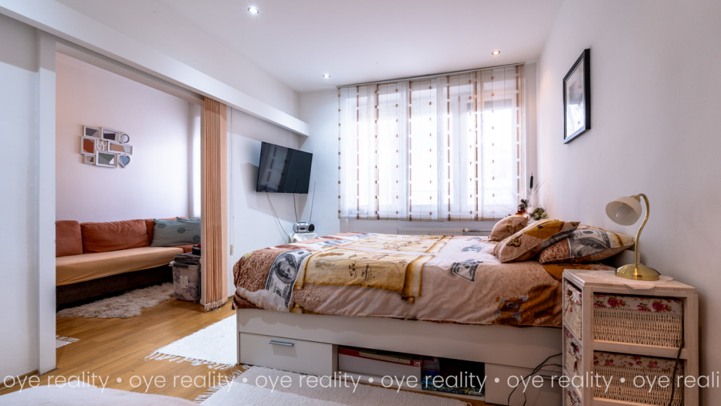   OYE Reality ponúka na predaj vkusne zariadený, moderný 2,5-izbový byt v obľúbenej lokalite Komárna!