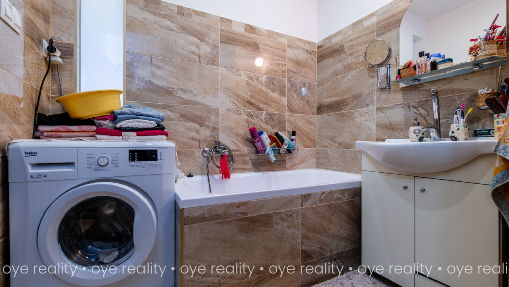   OYE Reality ponúka na predaj vkusne zariadený, moderný 2,5-izbový byt v obľúbenej lokalite Komárna!