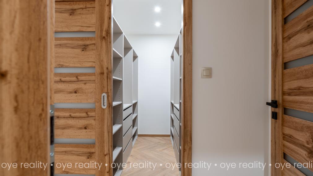  Na predaj priestranný 3-izbový byt v Komárne po kompletnej rekoštrukcii!