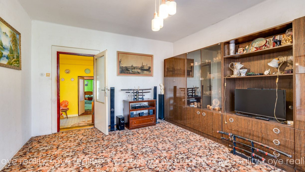  Na predaj 4-izbový rodinný dom s novšou strechou v tichej lokalite Komárna – ideálny pre rodinu či investíciu! 