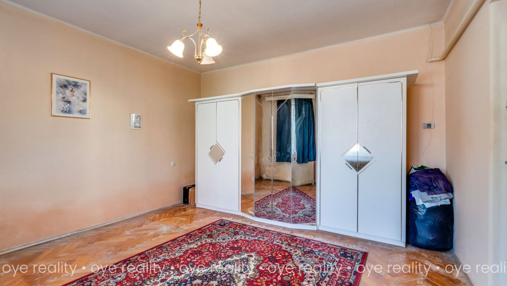  Na predaj 4-izbový rodinný dom s novšou strechou v tichej lokalite Komárna – ideálny pre rodinu či investíciu! 