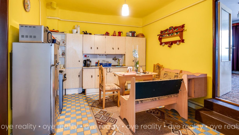  Na predaj 4-izbový rodinný dom s novšou strechou v tichej lokalite Komárna – ideálny pre rodinu či investíciu! 