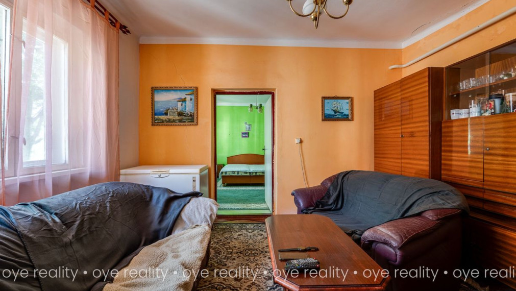  Na predaj 4-izbový rodinný dom s novšou strechou v tichej lokalite Komárna – ideálny pre rodinu či investíciu! 