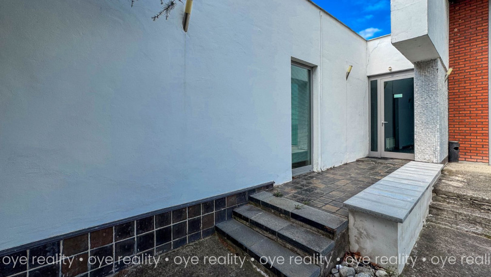 Na prenájom svetlé kancelárske priestory v príjemnom, uzavretom areáli pri Komárne