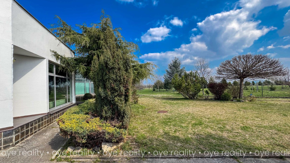 Na prenájom svetlé kancelárske priestory v príjemnom, uzavretom areáli pri Komárne