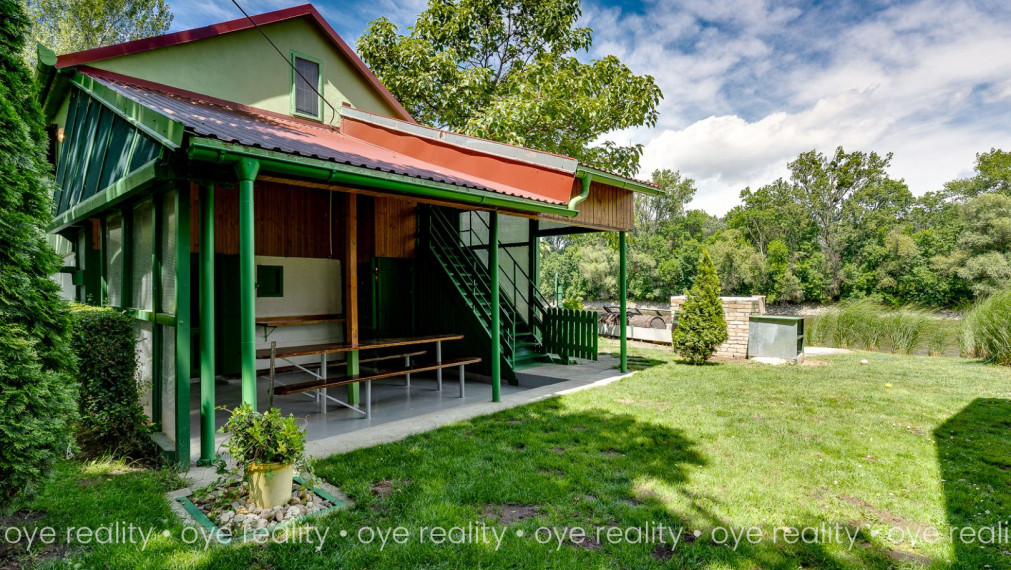 Akcia! Na predaj chata pri Váhu - Váš súkromný kúsok raja