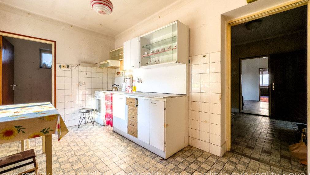 Na predaj priestranný 3-izbový tehlový rodinný dom v centre mesta Komárno