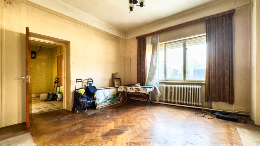 Na predaj priestranný 3-izbový tehlový rodinný dom v centre mesta Komárno