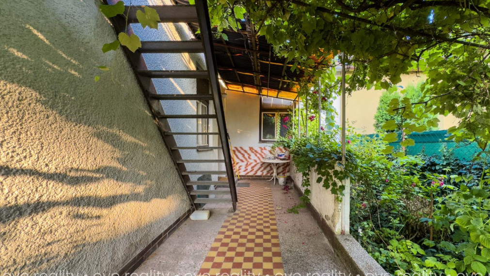 Na predaj priestranný 3-izbový tehlový rodinný dom v centre mesta Komárno