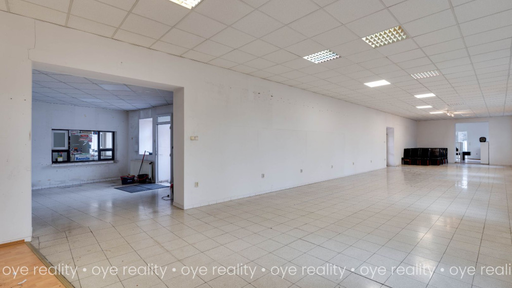 Na prenájom priemyselný areál s administratívnou budovou a montážnymi halami v Komárne - 5 800 m2