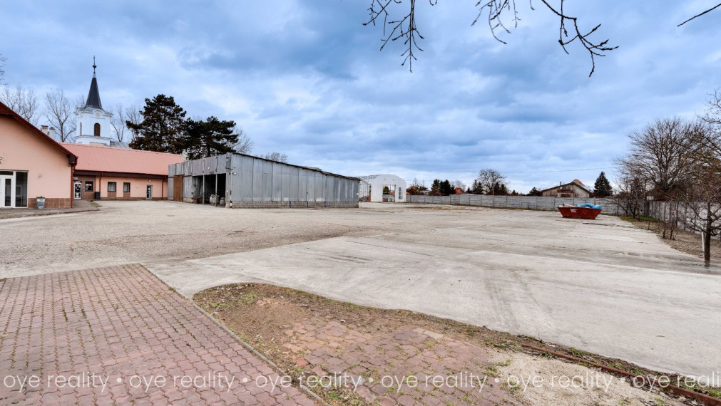 Na prenájom priemyselný areál s administratívnou budovou a montážnymi halami v Komárne - 5 800 m2