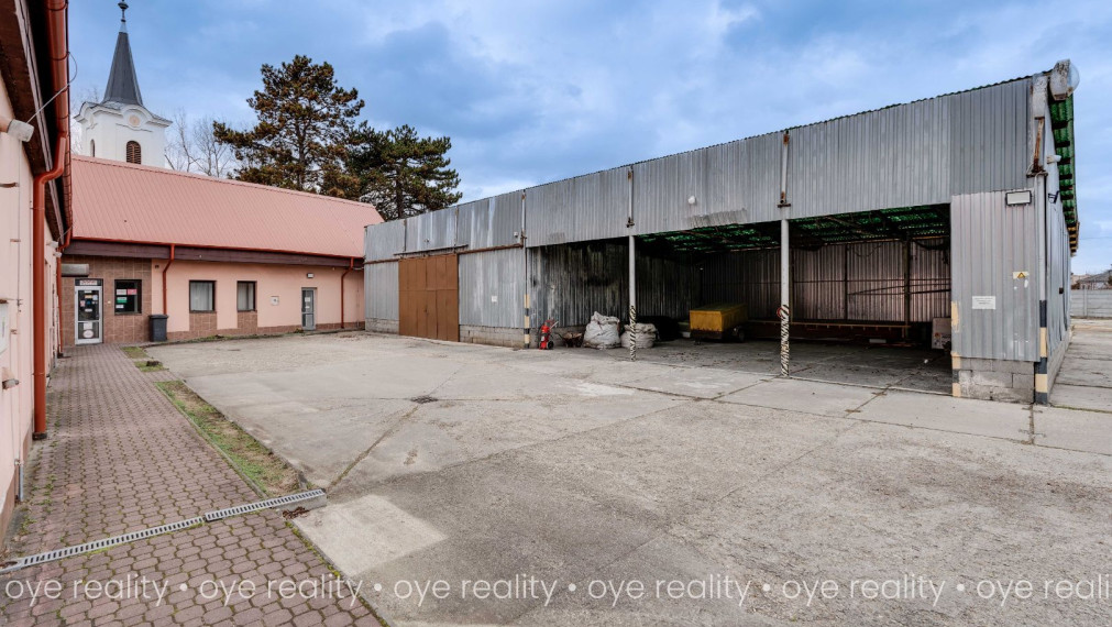 Na predaj priemyselný areál s administratívnou budovou, montážnymi halami a skladovým priestorom v Komárne - 5 800 m2