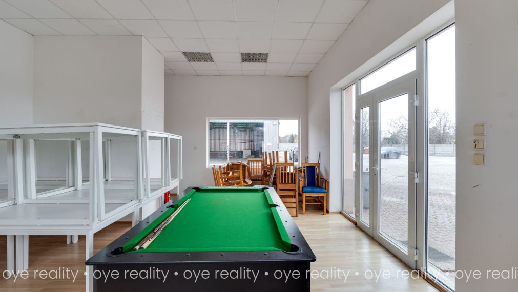 Na predaj priemyselný areál s administratívnou budovou, montážnymi halami a skladovým priestorom v Komárne - 5 800 m2