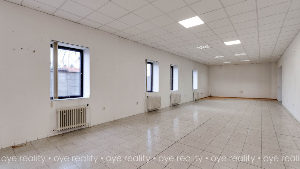 Na predaj priemyselný areál s administratívnou budovou, montážnymi halami a skladovým priestorom v Komárne - 5 800 m2