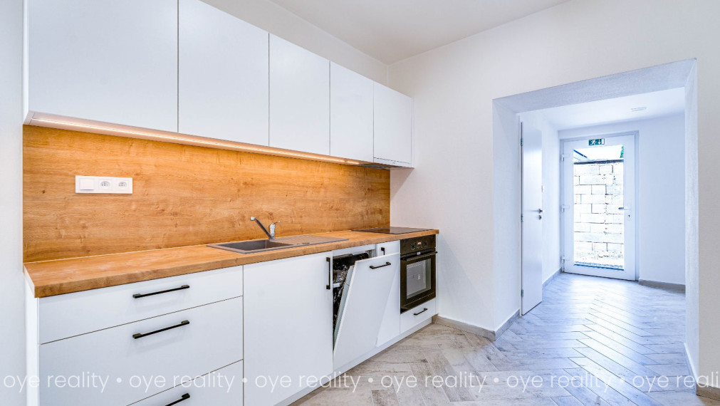 Na predaj lukratívna, kompletne rekonštruovaná administratívno-obchodná budova v Komárne