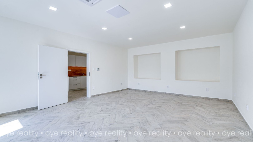 Na predaj lukratívna, kompletne rekonštruovaná administratívno-obchodná budova v Komárne