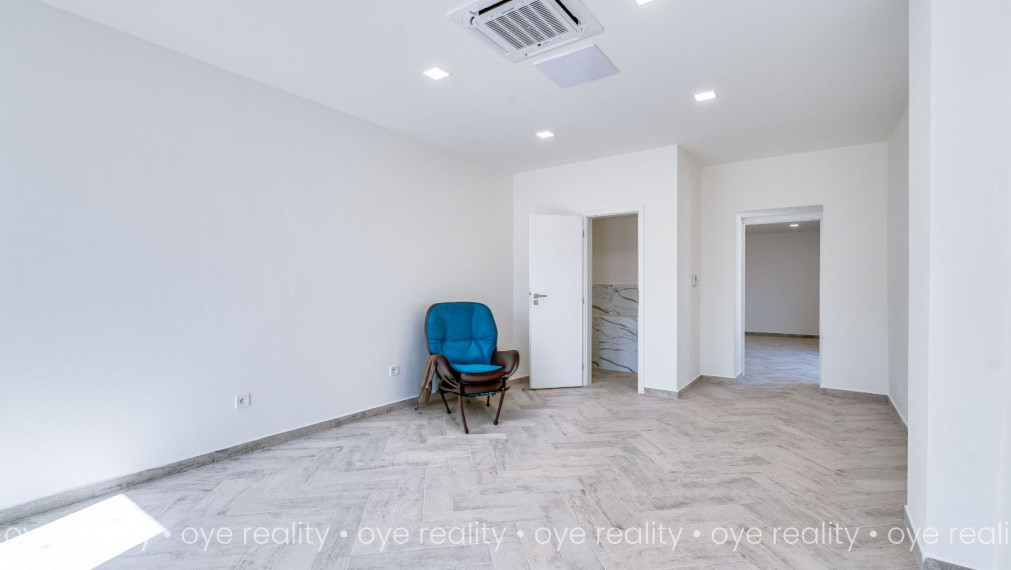 Na predaj lukratívna, kompletne rekonštruovaná administratívno-obchodná budova v Komárne