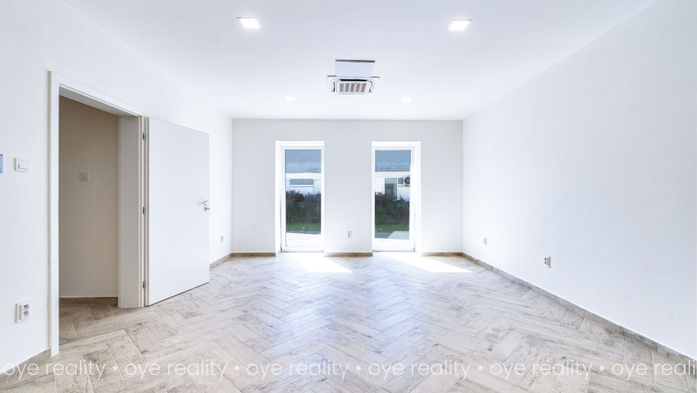 Na predaj lukratívna, kompletne rekonštruovaná administratívno-obchodná budova v Komárne