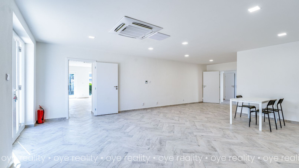 Na predaj lukratívna, kompletne rekonštruovaná administratívno-obchodná budova v Komárne