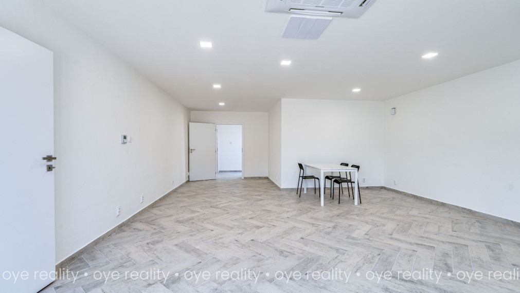 Na predaj lukratívna, kompletne rekonštruovaná administratívno-obchodná budova v Komárne