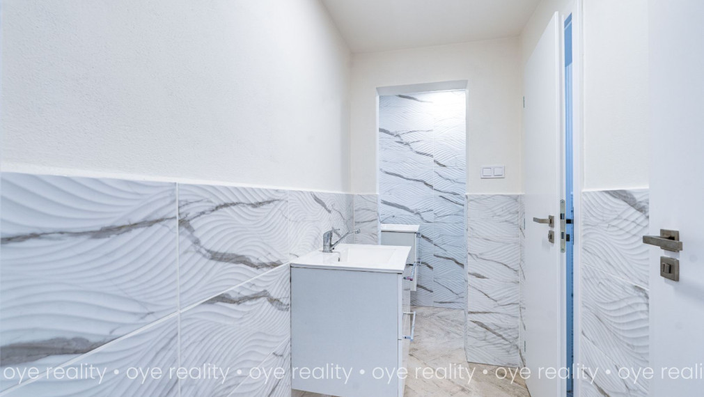 Na predaj lukratívna, kompletne rekonštruovaná administratívno-obchodná budova v Komárne