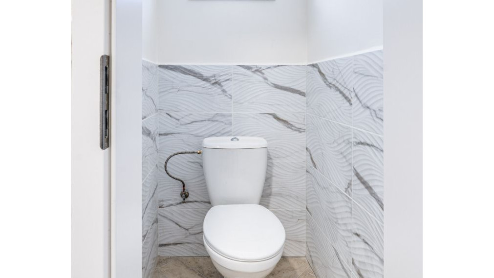 Na predaj lukratívna, kompletne rekonštruovaná administratívno-obchodná budova v Komárne