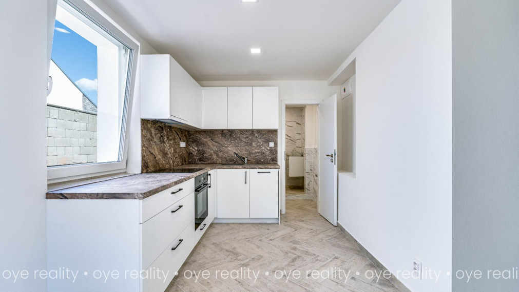 Na predaj lukratívna, kompletne rekonštruovaná administratívno-obchodná budova v Komárne