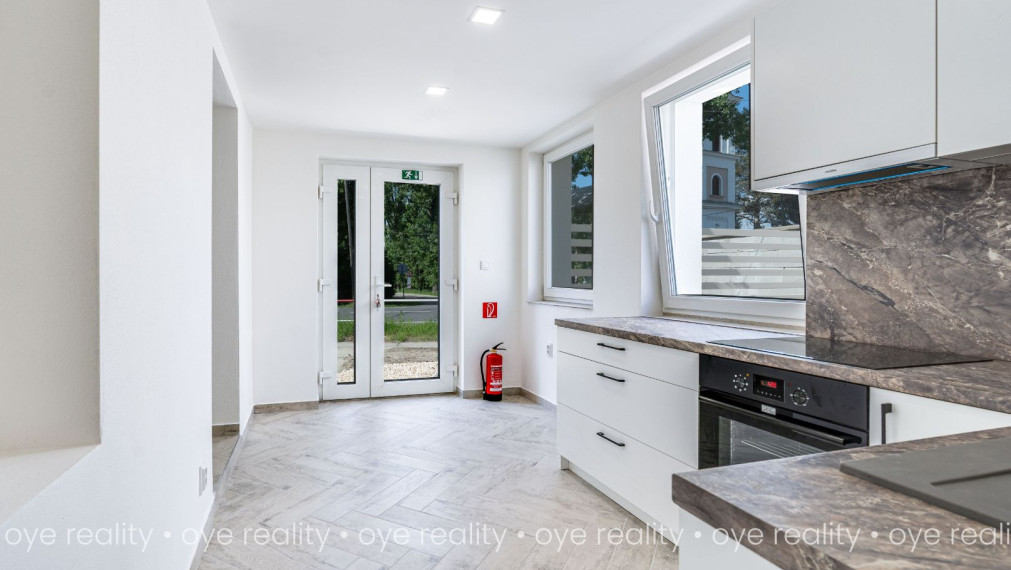 Na predaj lukratívna, kompletne rekonštruovaná administratívno-obchodná budova v Komárne