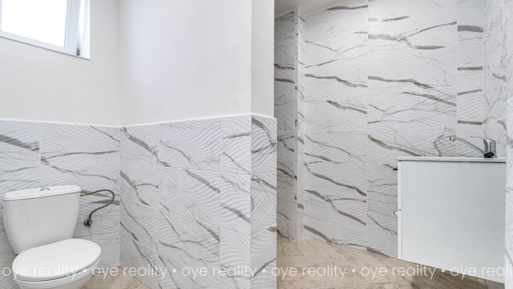 Na predaj lukratívna, kompletne rekonštruovaná administratívno-obchodná budova v Komárne