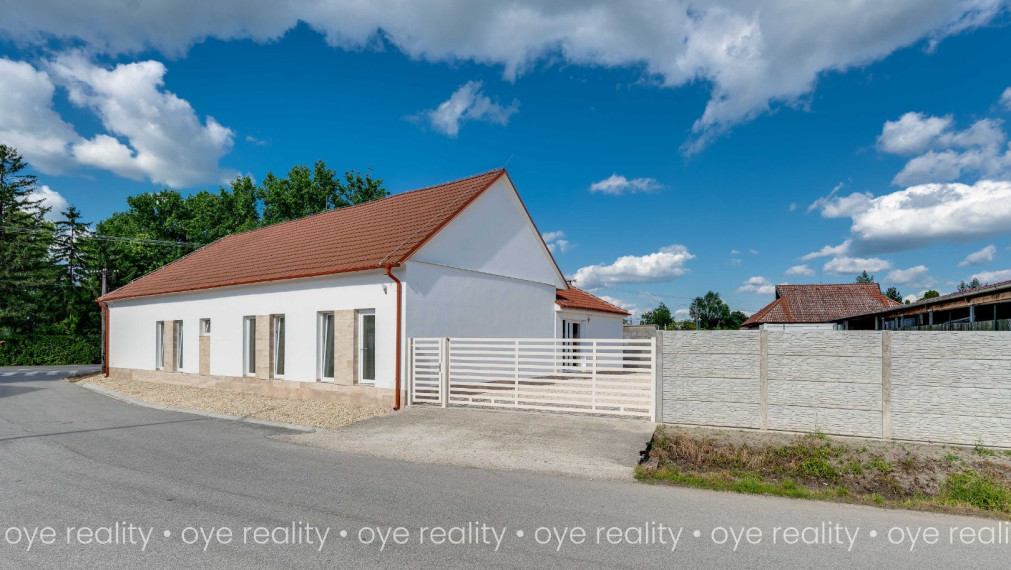 Na predaj lukratívna, kompletne rekonštruovaná administratívno-obchodná budova v Komárne