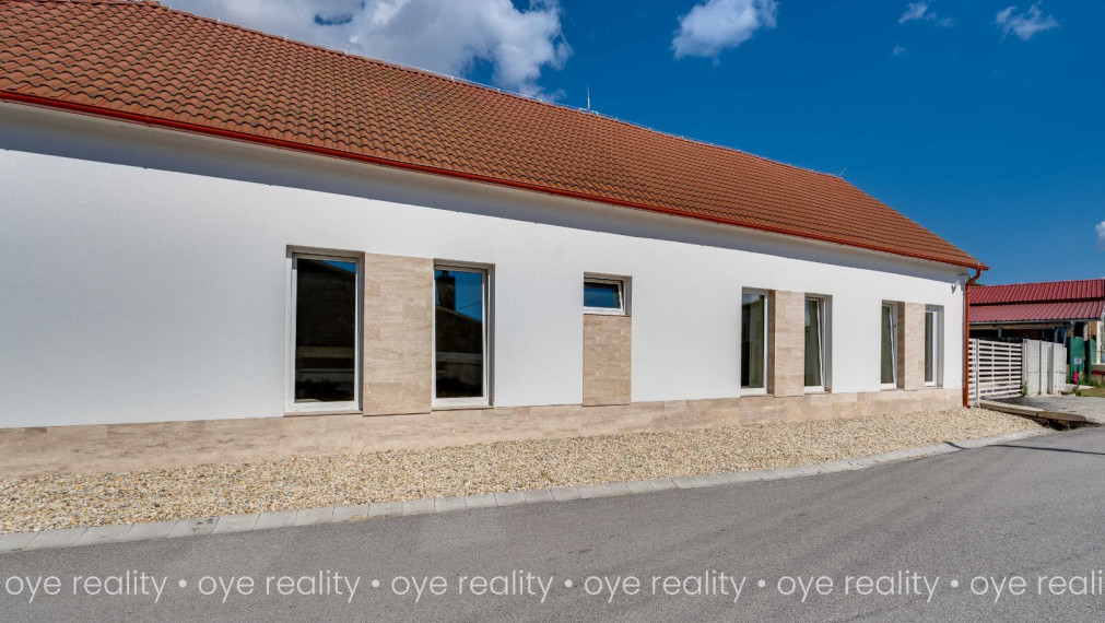 Na predaj lukratívna, kompletne rekonštruovaná administratívno-obchodná budova v Komárne