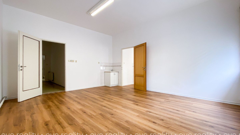 Na prenájom kancelárske priestory v absolútnom centre Komárna - Výhodne!