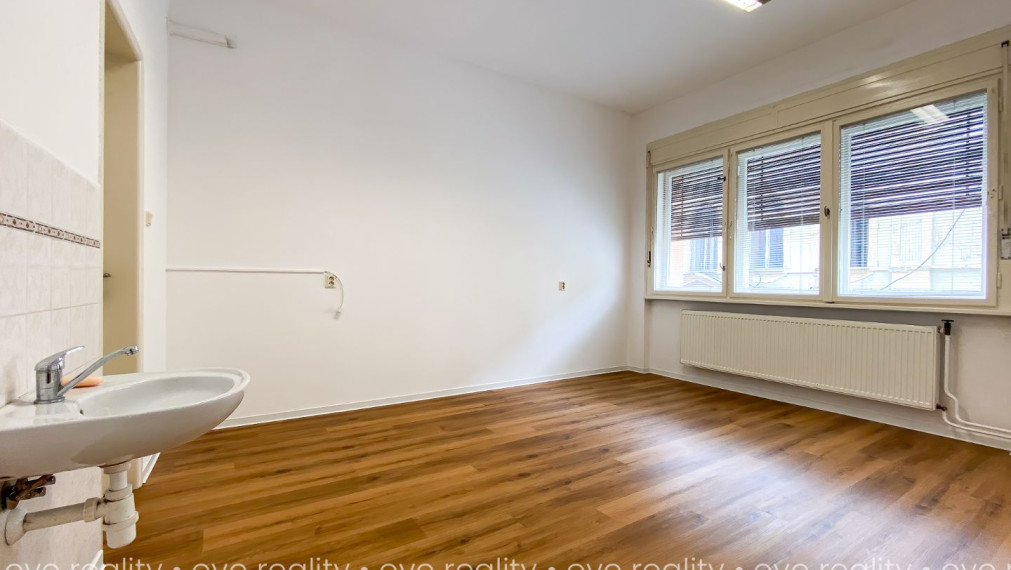 Na prenájom kancelárske priestory v absolútnom centre Komárna - Výhodne!