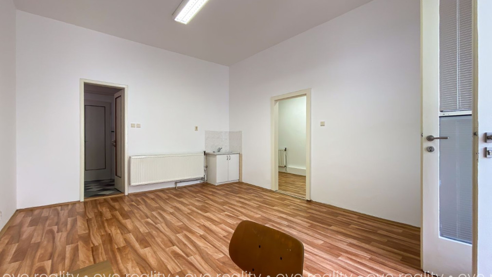 Na prenájom kancelárske priestory v absolútnom centre Komárna - Výhodne!