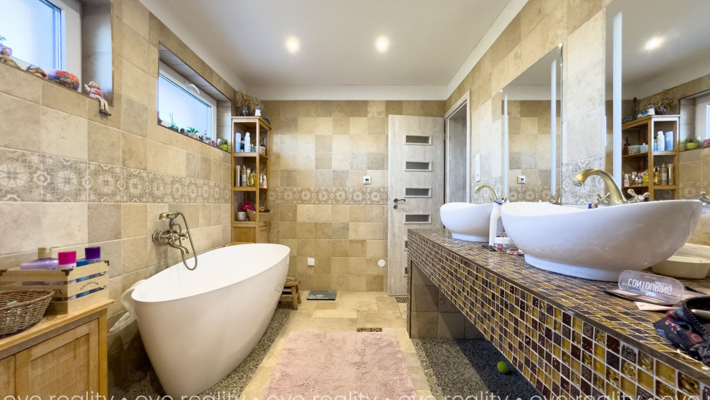 Na predaj kompletne obnovený 4-izbový rodinný dom s krásnym výhľadom na Dunaj v Komárne