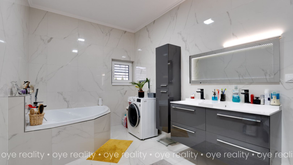 Na predaj exkluzívny rodinný dom v Kolárove – harmónia luxusu, bezpečia a domácej pohody