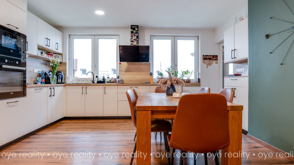 Na predaj nadštandardný 4-izbový rodinný dom s bazénom a zimnou záhradou v Komárne