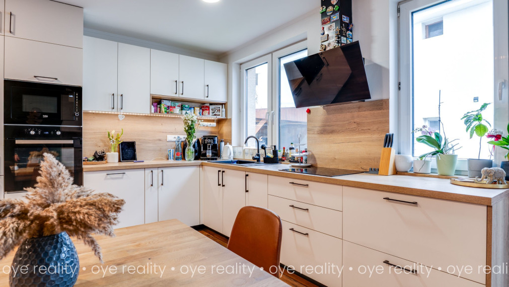 Na predaj nadštandardný 4-izbový rodinný dom s bazénom a zimnou záhradou v Komárne