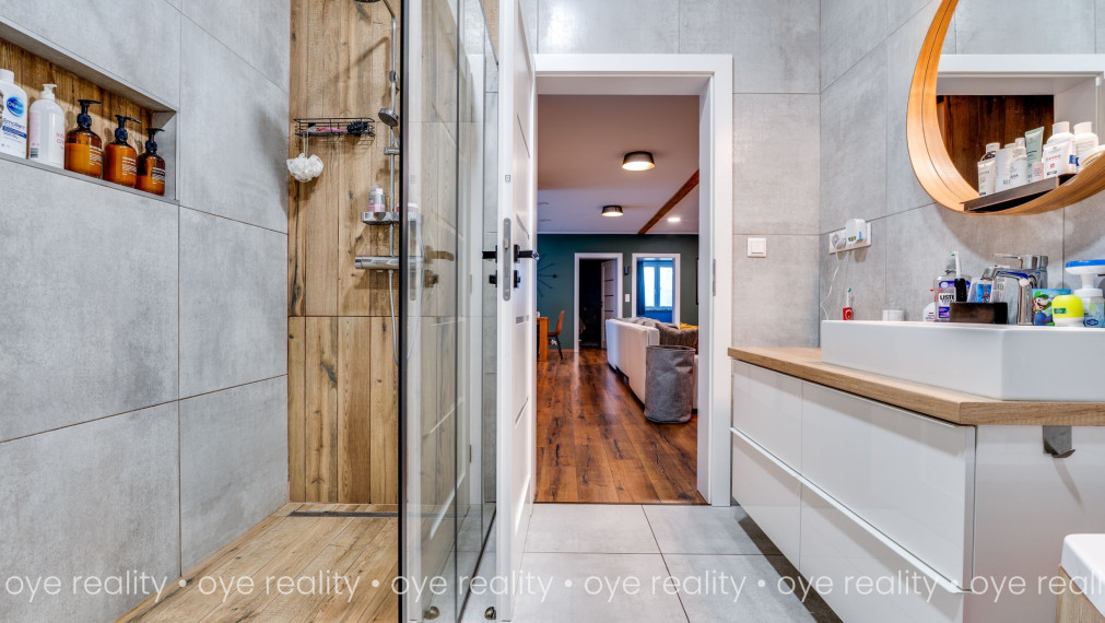 Na predaj nadštandardný 4-izbový rodinný dom s bazénom a zimnou záhradou v Komárne