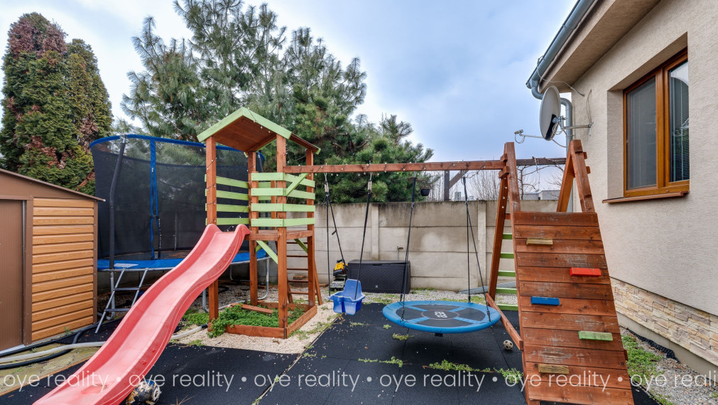 Na predaj nadštandardný 4-izbový rodinný dom s bazénom a zimnou záhradou v Komárne