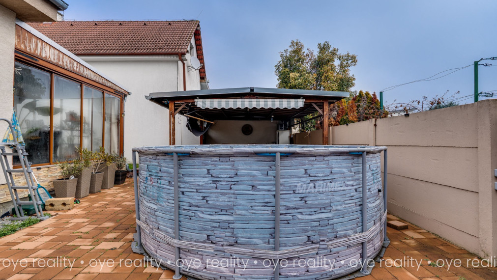 Na predaj nadštandardný 4-izbový rodinný dom s bazénom a zimnou záhradou v Komárne